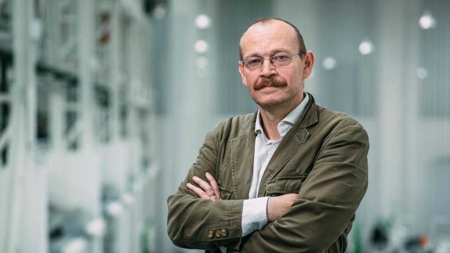 Pavel Hošek se zkříženými pažemi