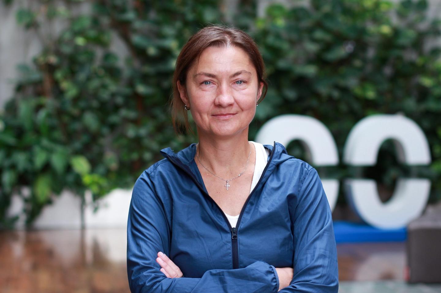 Renata Kalenská v modré bundě se zkříženými pažemi