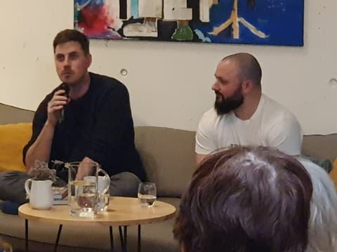 Beseda s Pastoral Brothers: dva hosté na pohovce, jeden mluví do mikrofonu