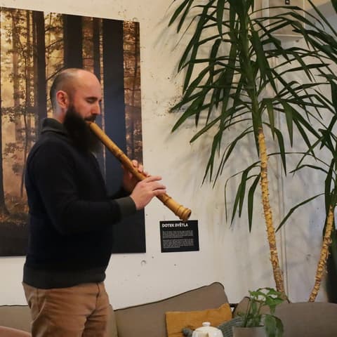 Beseda s Pavlem Polou: host hraje na dřevěnou flétnu