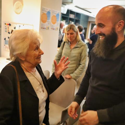 Beseda s Pavlem Polou: posluchačka mluví s hostem po besedě