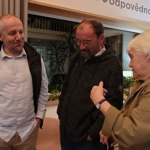 Beseda s Pavlem Polou: posluchači v rozhovoru po besedě