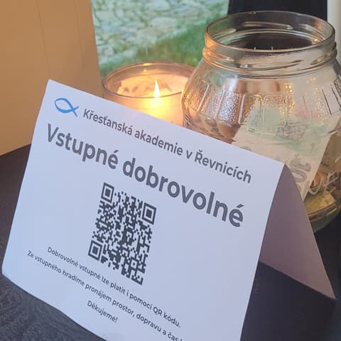 Cedulka Vstupné dobrovolné s QR kódem a sklenice na příspěvky