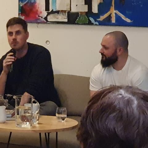 Beseda s Pastoral Brothers: dva hosté na pohovce, jeden mluví do mikrofonu