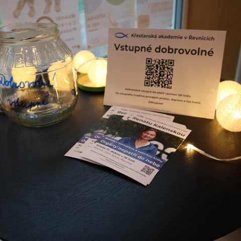Sklenice na dobrovolné vstupné, cedulka s QR kódem a pozvánky na besedu s Renatou Kalenskou