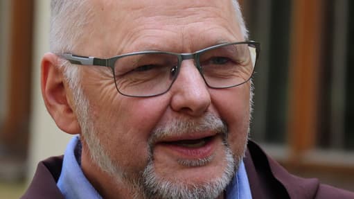 Portrét Petra Glogara, psychoterapeuta a kněze