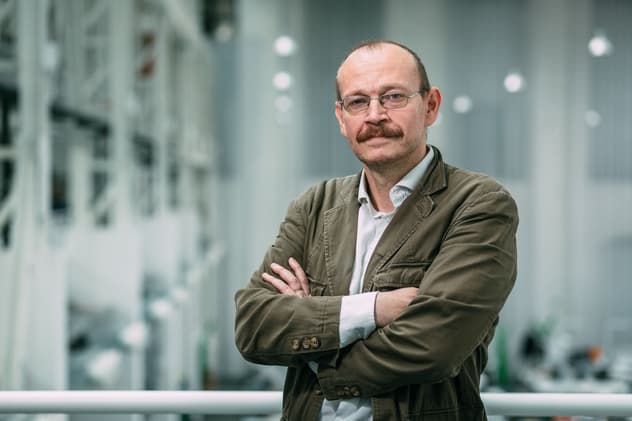 Religionista Pavel Hošek se zkříženými pažemi