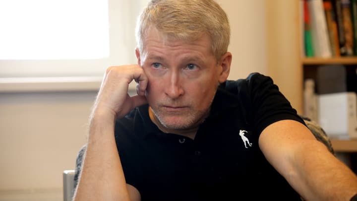 Marek Orko Vácha s rukou u tváře